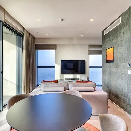 Stunning In The Iconic Mercury Tower شقة