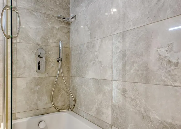 Stunning In The Iconic Mercury Tower Апартаменты