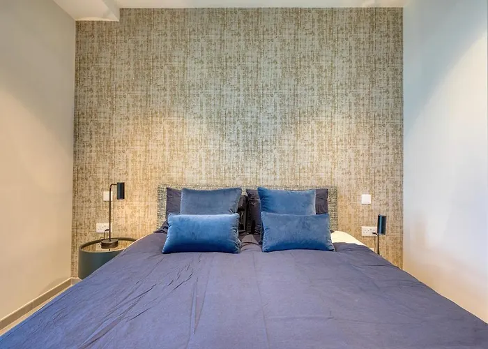 Stunning In The Iconic Mercury Tower Апартаменты *